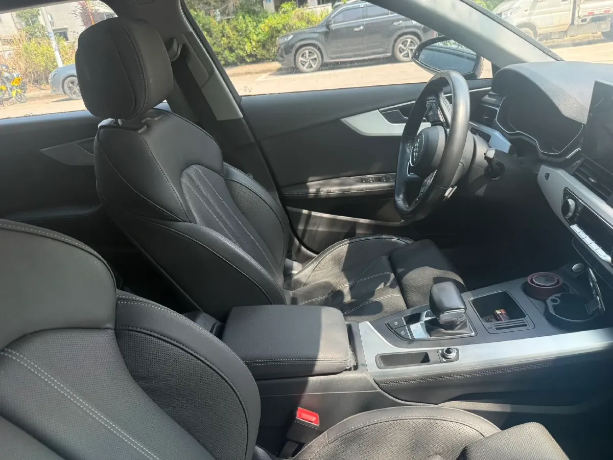 2022 Audi A4L 2.0T 190HP L4 7DCT,autocango,china used car exporter,china ev exporter,chinese used car exporter,chinese used ev exporter