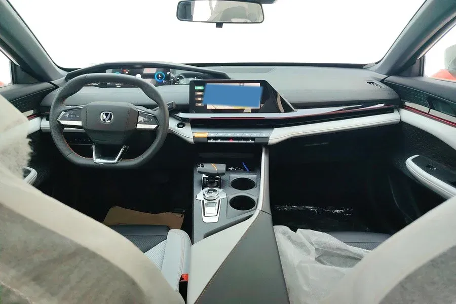 2024 ChangAn UNI-V iDD 1.5L 110HP L4 E-CVT PHEV 18.99KWH,autocango,china used car exporter,china ev exporter,chinese used car exporter,chinese used ev exporter