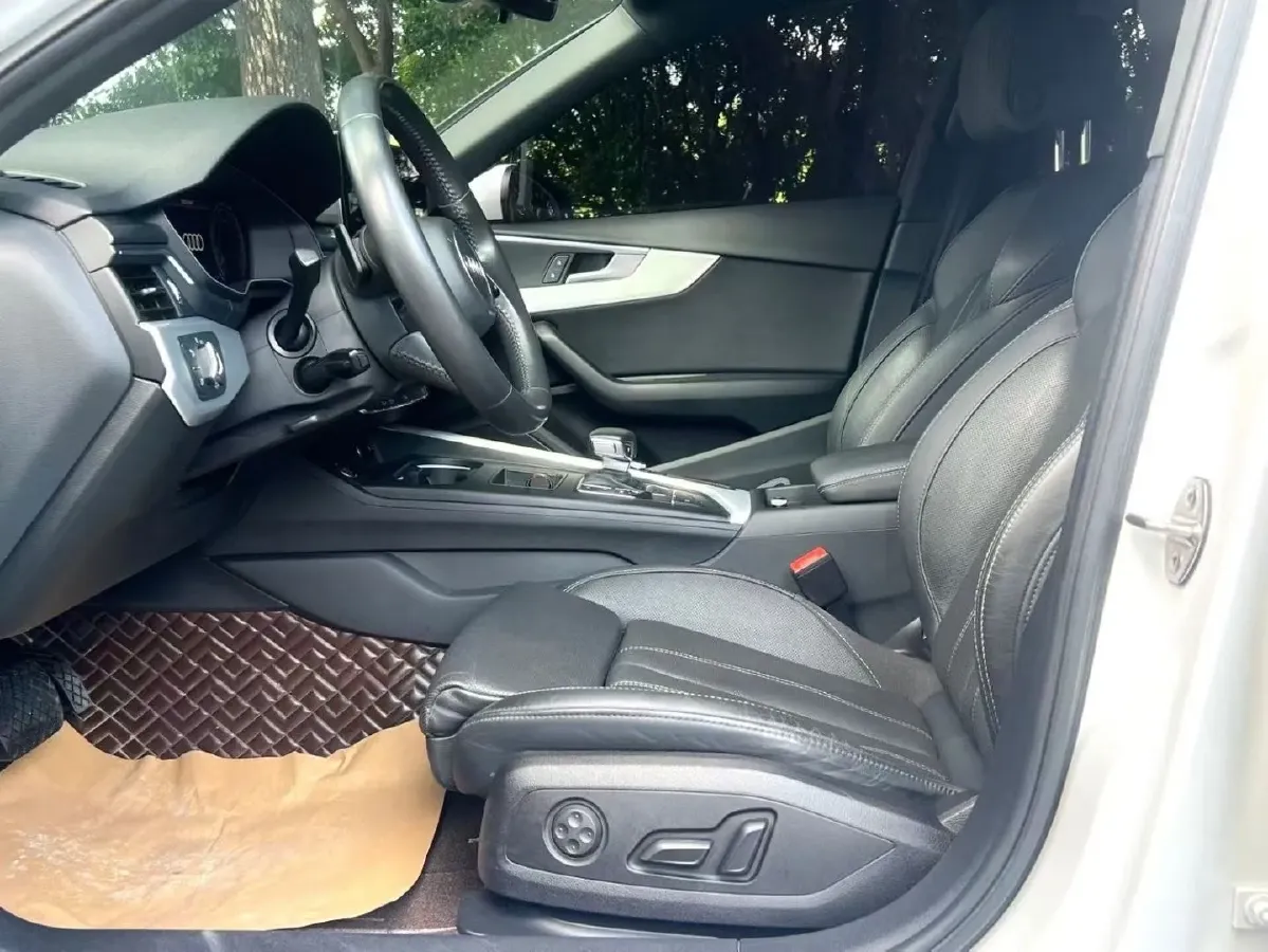 2020 Audi A4L 2.0T 190HP L4 7DCT,autocango,china used car exporter,china ev exporter,chinese used car exporter,chinese used ev exporter