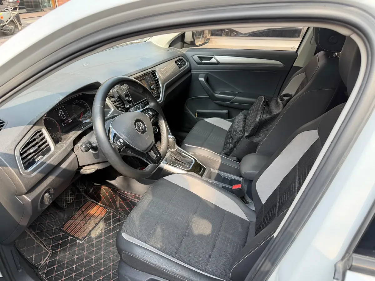 2020 Volkswagen T-Roc 1.4T 131HP L4 7DCT,autocango,china used car exporter,china ev exporter,chinese used car exporter,chinese used ev exporter