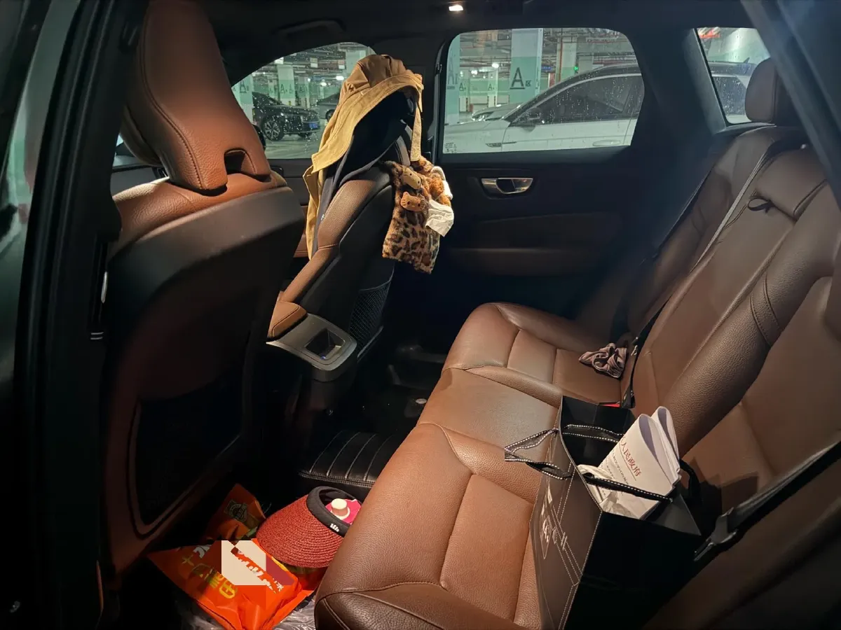 2024 Volvo XC60 2.0T 250HP L4 8AT,autocango,china used car exporter,china ev exporter,chinese used car exporter,chinese used ev exporter