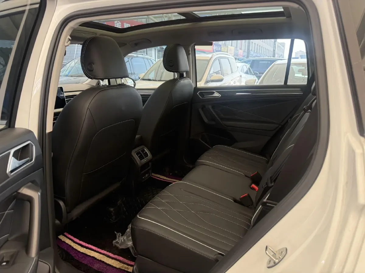 2024 Volkswagen Tiguan L 2.0T 186HP L4 7DCT,autocango,china used car exporter,china ev exporter,chinese used car exporter,chinese used ev exporter