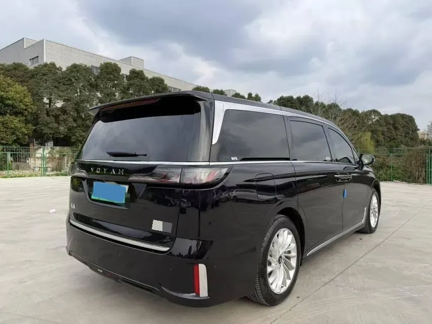 2024 Voyah Dream 1.5T 150HP L4 PHEV 43KWH,autocango,china used car exporter,china ev exporter,chinese used car exporter,chinese used ev exporter