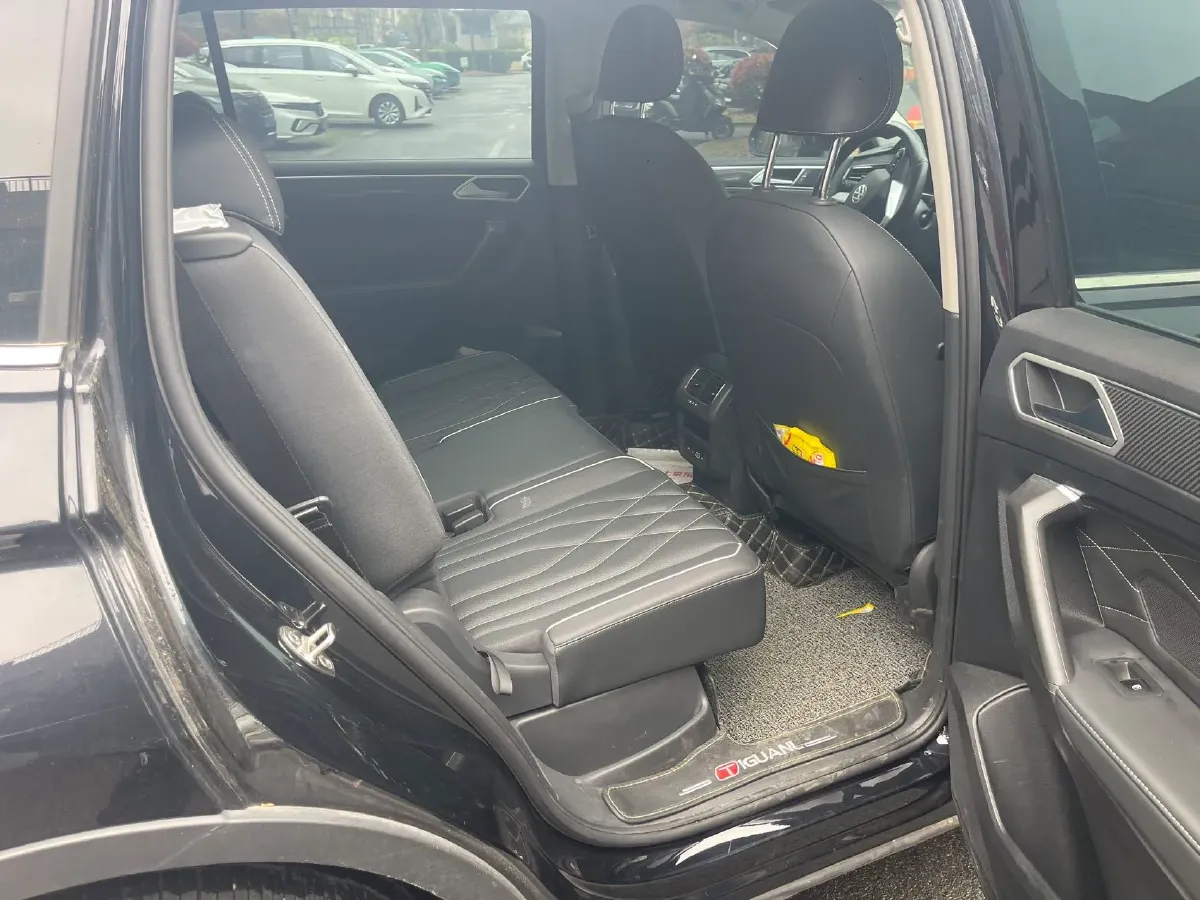 2023 Volkswagen Tiguan L 2.0T 220HP L4 7DCT,autocango,china used car exporter,china ev exporter,chinese used car exporter,chinese used ev exporter