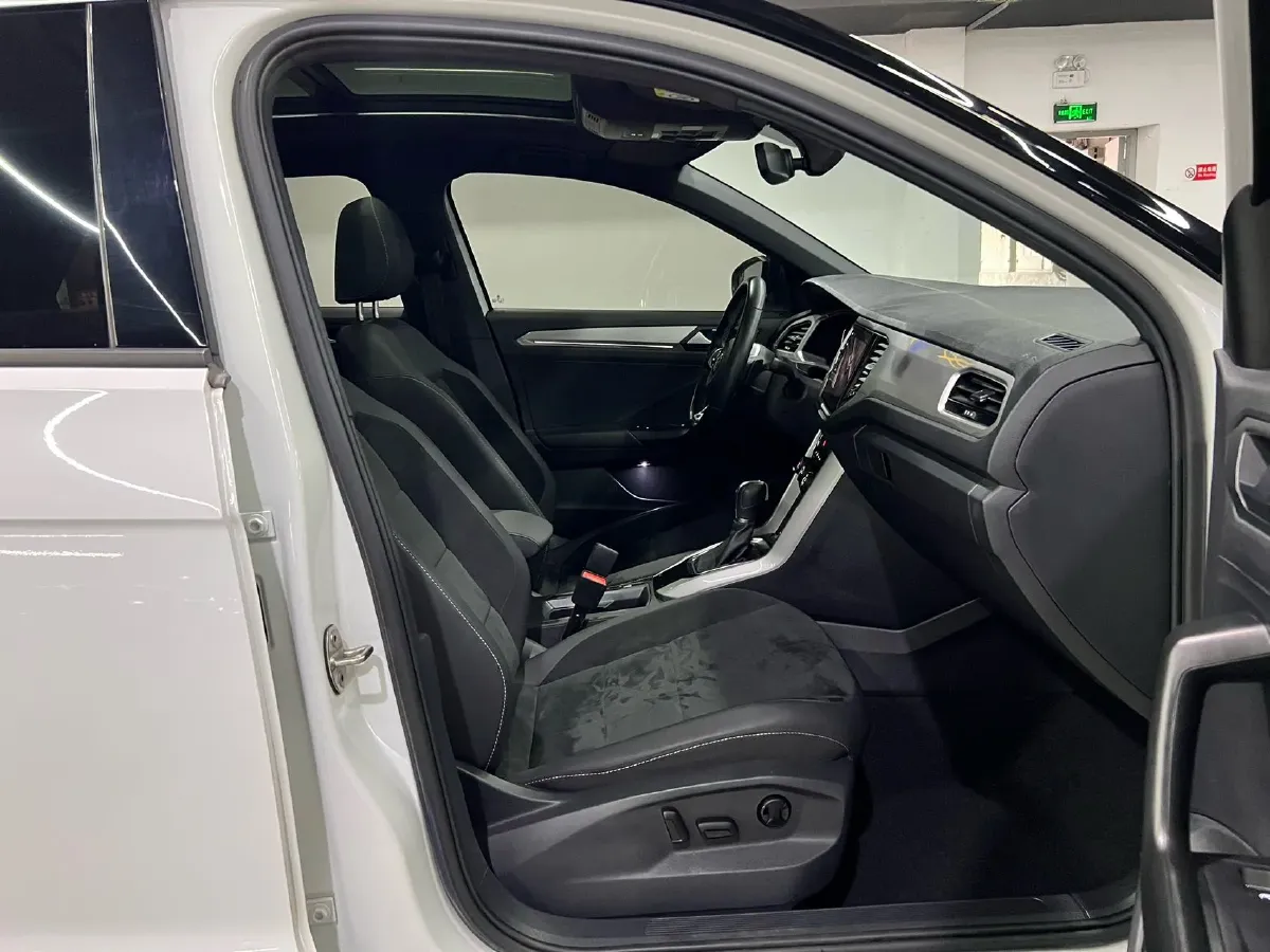 2022 Volkswagen T-Roc 1.4T 150HP L4 7DCT,autocango,china used car exporter,china ev exporter,chinese used car exporter,chinese used ev exporter