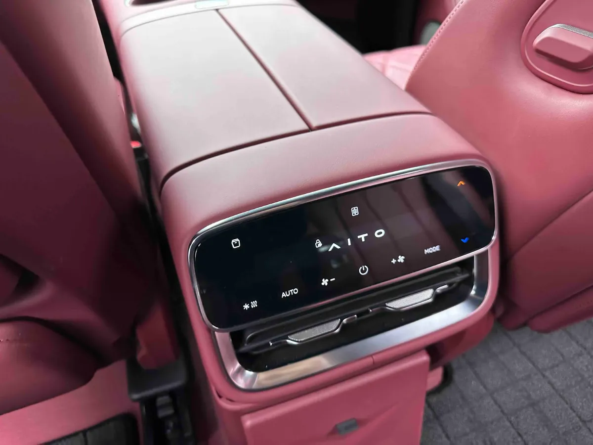 2025 AITO AITO M8 REEV 160HP REEV 53.4KWH,autocango,china used car exporter,china ev exporter,chinese used car exporter,chinese used ev exporter