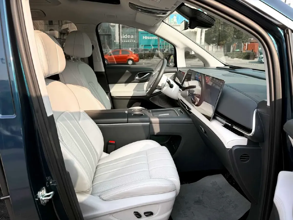 2025 Voyah Dream 1.5T 150HP L4 PHEV 41.7KWH,autocango,china used car exporter,china ev exporter,chinese used car exporter,chinese used ev exporter