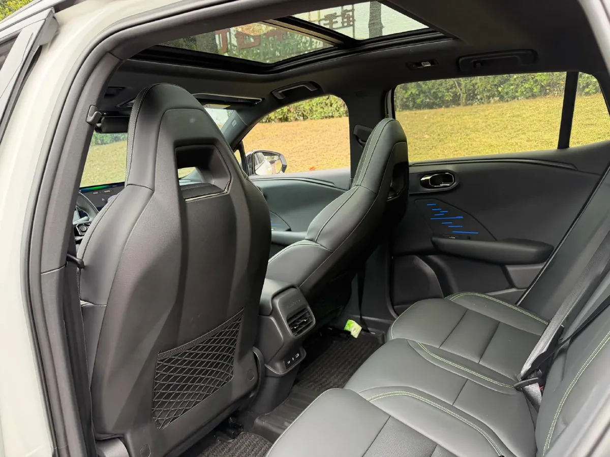 2023 LYNK&CO 06 EM-P 1.5L 120HP L4 3DHT PHEV 19.09KWH,autocango,china used car exporter,china ev exporter,chinese used car exporter,chinese used ev exporter