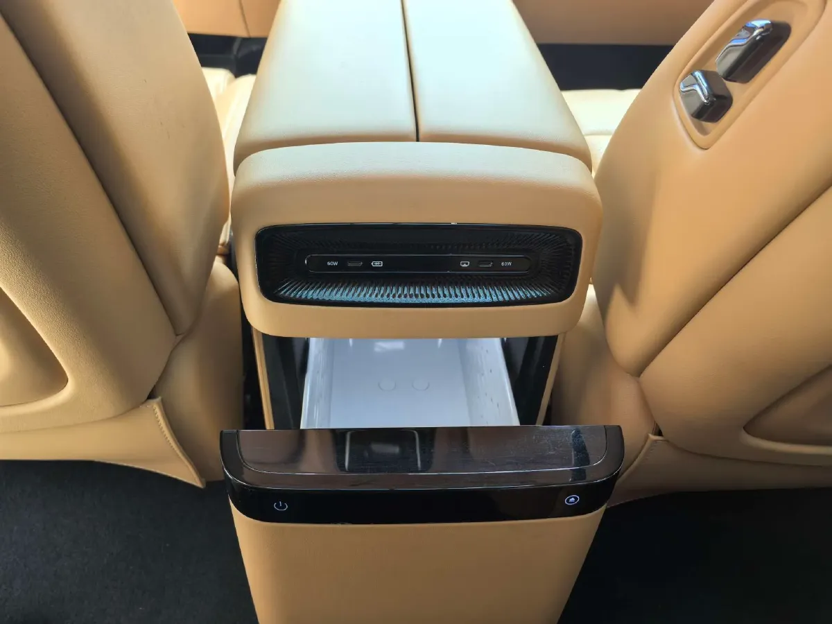 2025 Voyah Dream 1.5T 150HP L4 PHEV 41.7KWH,autocango,china used car exporter,china ev exporter,chinese used car exporter,chinese used ev exporter