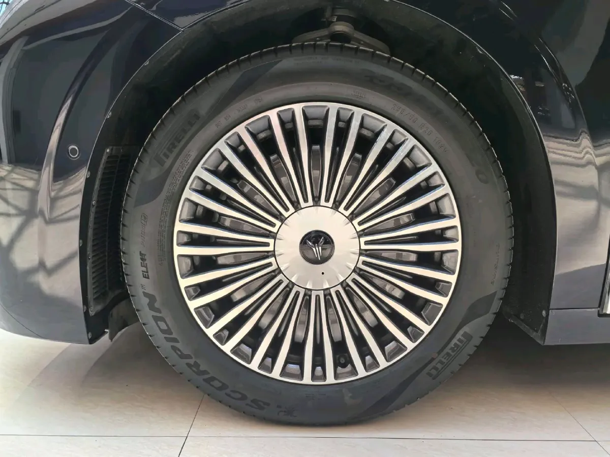 2025 Voyah Dream 1.5T 150HP L4 PHEV 41.7KWH,autocango,china used car exporter,china ev exporter,chinese used car exporter,chinese used ev exporter