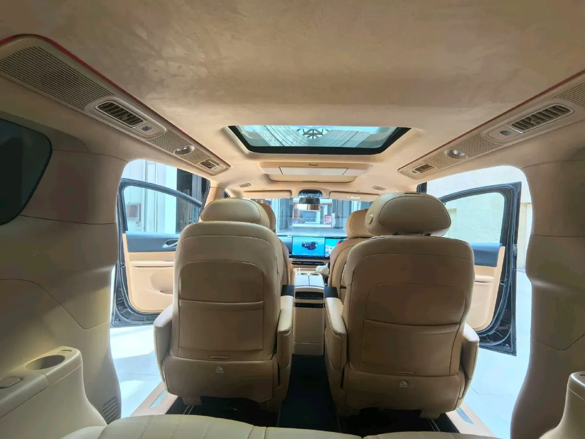 2025 Voyah Dream 1.5T 150HP L4 PHEV 41.7KWH,autocango,china used car exporter,china ev exporter,chinese used car exporter,chinese used ev exporter