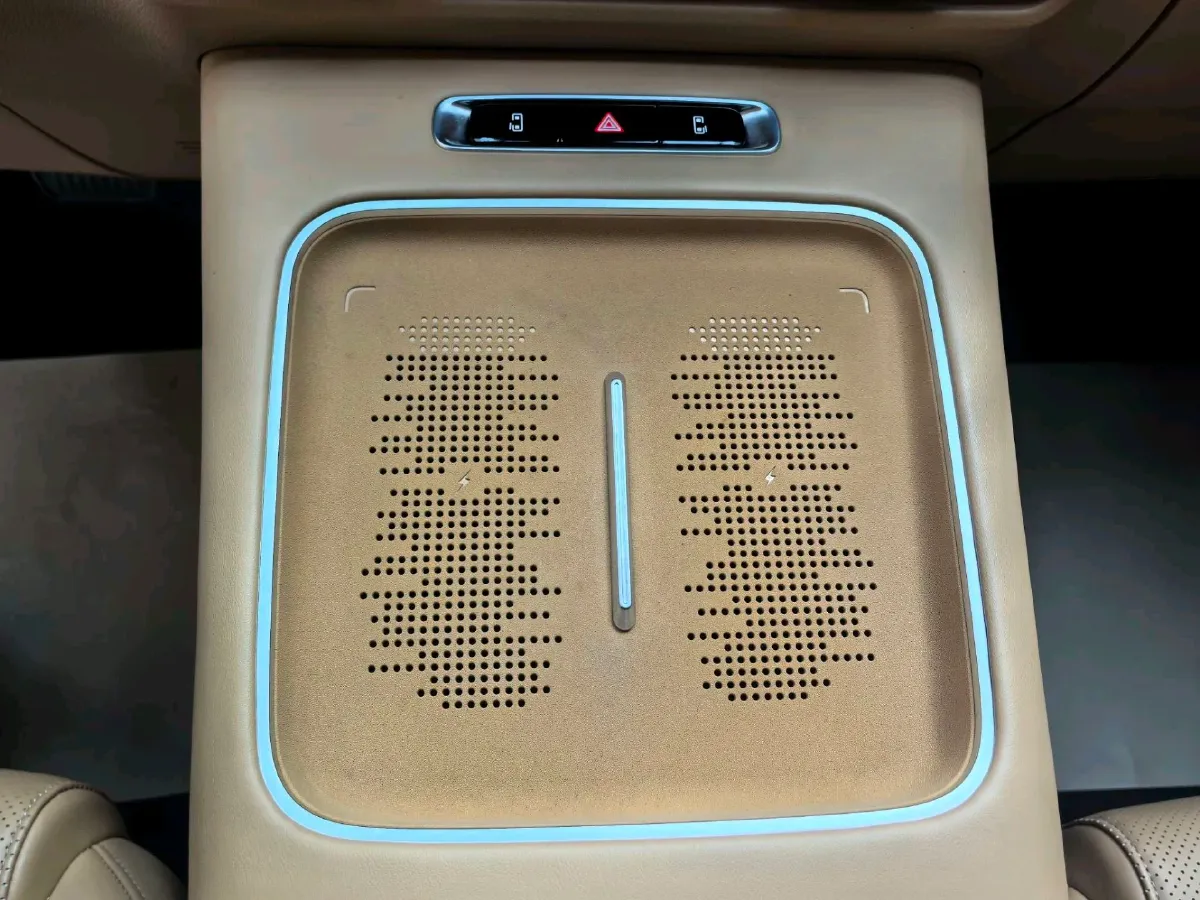 2025 Voyah Dream 1.5T 150HP L4 PHEV 41.7KWH,autocango,china used car exporter,china ev exporter,chinese used car exporter,chinese used ev exporter