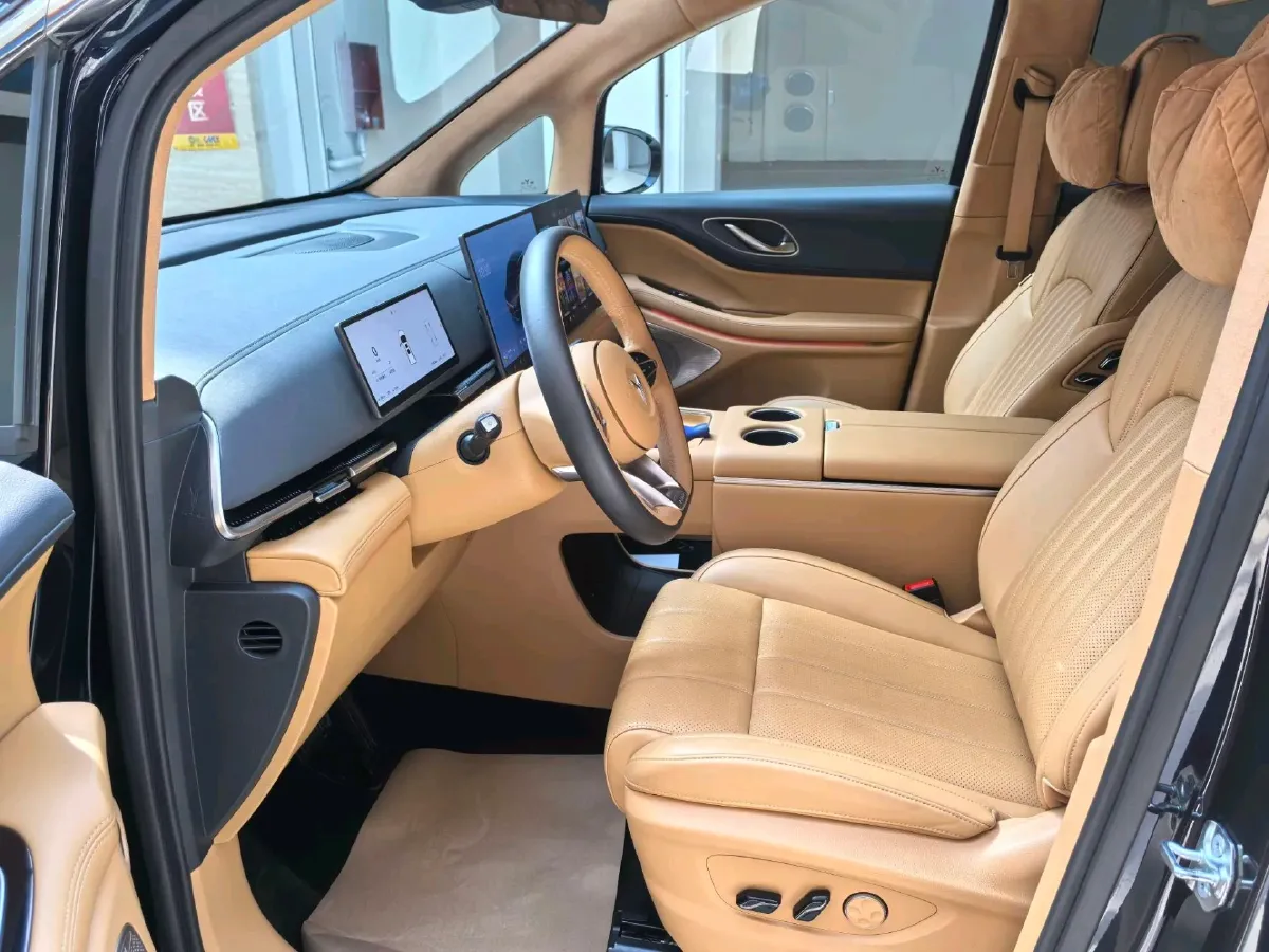 2025 Voyah Dream 1.5T 150HP L4 PHEV 41.7KWH,autocango,china used car exporter,china ev exporter,chinese used car exporter,chinese used ev exporter