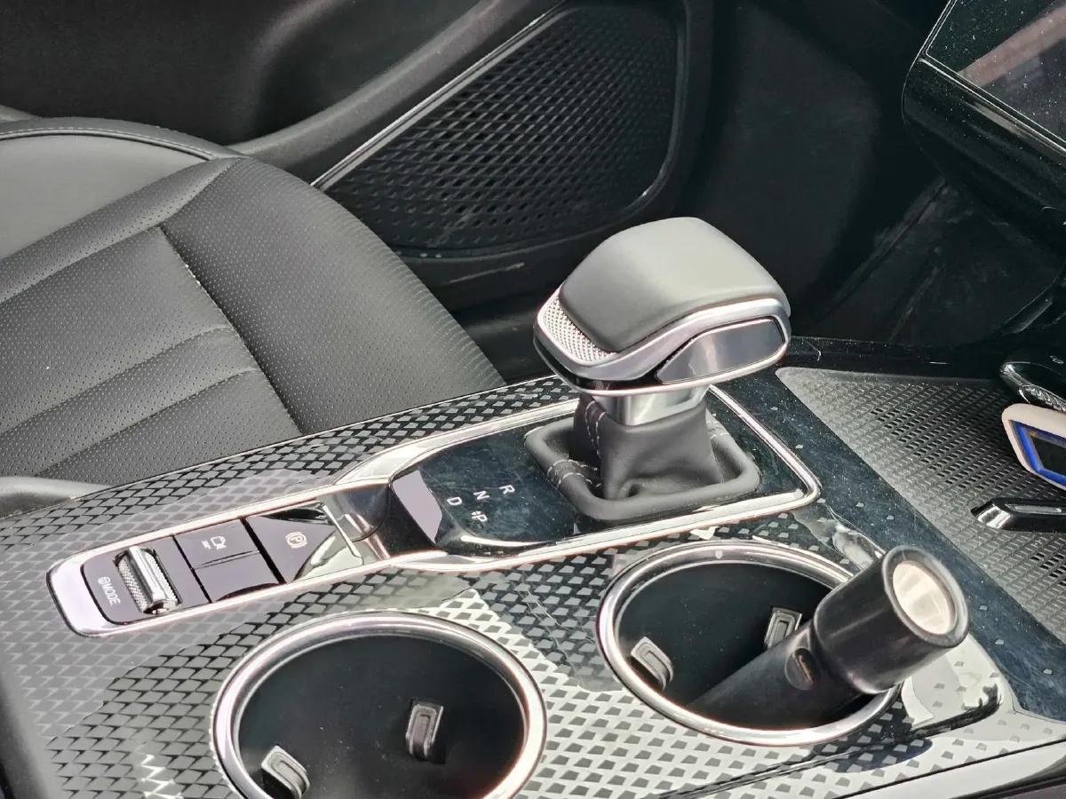 2024 HongQi HS3 1.5T 169HP L4 1DHT PHEV 18.4KWH,autocango,china used car exporter,china ev exporter,chinese used car exporter,chinese used ev exporter