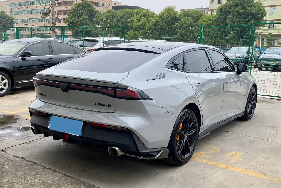 2022 ChangAn UNI-V 1.5T 188HP L4 7DCT,autocango,china used car exporter,china ev exporter,chinese used car exporter,chinese used ev exporter