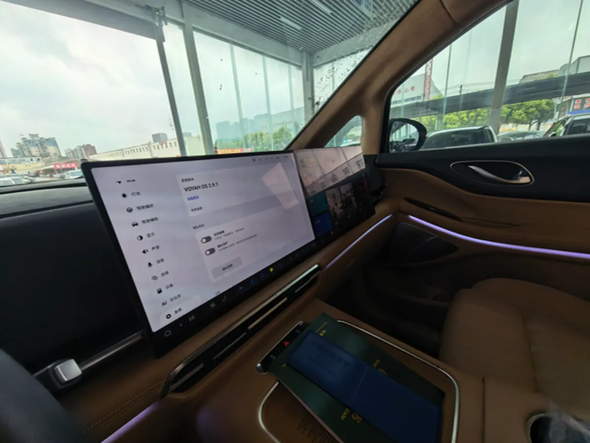 2025 Voyah Dream 1.5T 150HP L4 PHEV 41.7KWH,autocango,china used car exporter,china ev exporter,chinese used car exporter,chinese used ev exporter