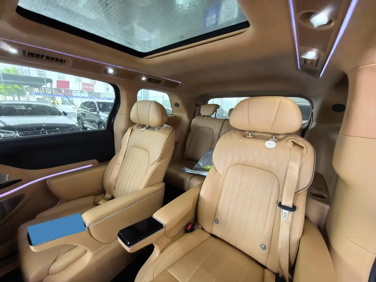 2025 Voyah Dream 1.5T 150HP L4 PHEV 41.7KWH,autocango,china used car exporter,china ev exporter,chinese used car exporter,chinese used ev exporter