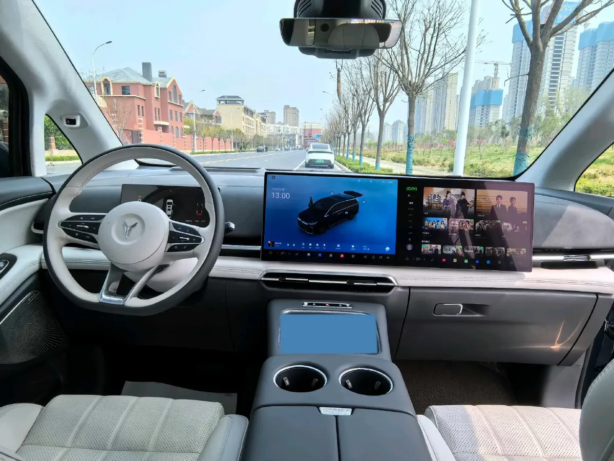 2025 Voyah Dream 1.5T 150HP L4 PHEV 41.7KWH,autocango,china used car exporter,china ev exporter,chinese used car exporter,chinese used ev exporter