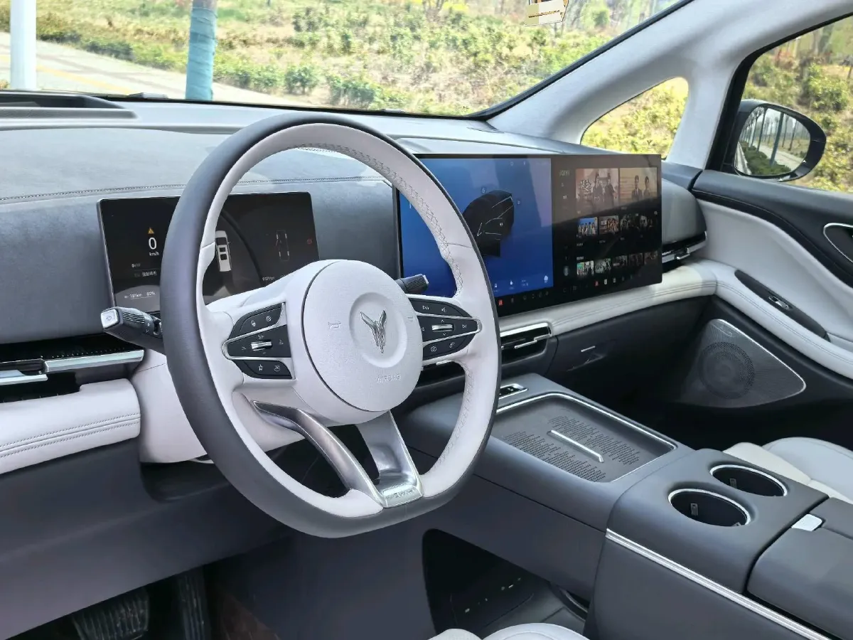 2025 Voyah Dream 1.5T 150HP L4 PHEV 41.7KWH,autocango,china used car exporter,china ev exporter,chinese used car exporter,chinese used ev exporter