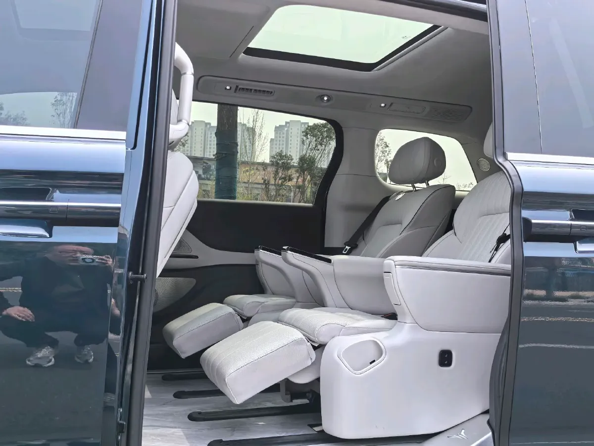 2025 Voyah Dream 1.5T 150HP L4 PHEV 41.7KWH,autocango,china used car exporter,china ev exporter,chinese used car exporter,chinese used ev exporter