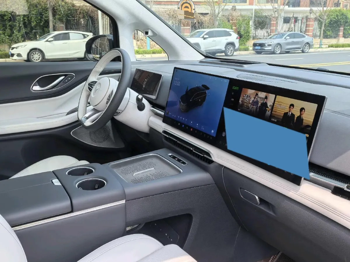 2025 Voyah Dream 1.5T 150HP L4 PHEV 41.7KWH,autocango,china used car exporter,china ev exporter,chinese used car exporter,chinese used ev exporter