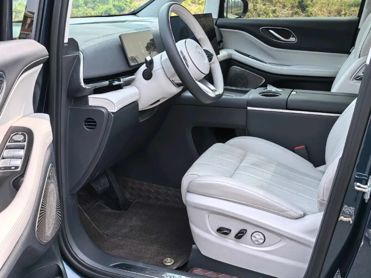 2025 Voyah Dream 1.5T 150HP L4 PHEV 41.7KWH,autocango,china used car exporter,china ev exporter,chinese used car exporter,chinese used ev exporter