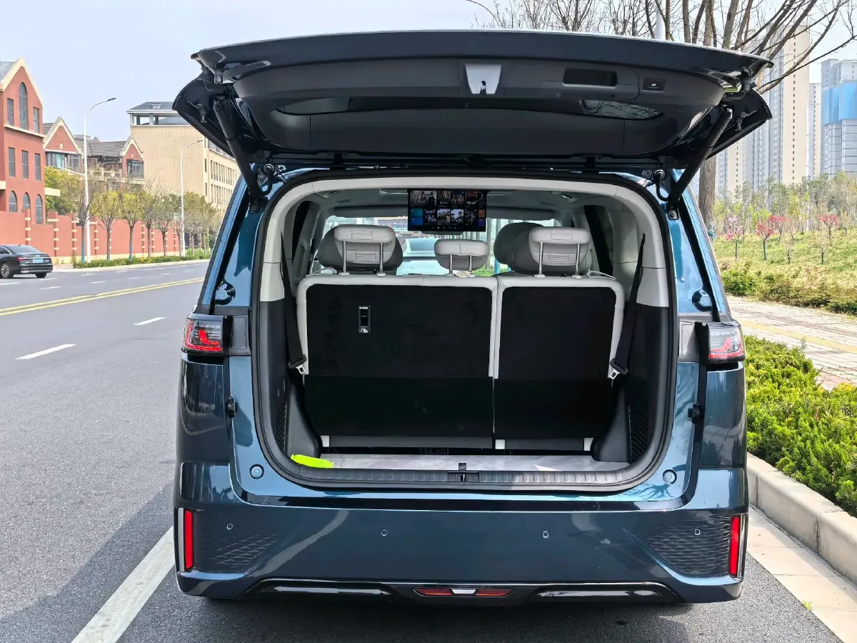 2025 Voyah Dream 1.5T 150HP L4 PHEV 41.7KWH,autocango,china used car exporter,china ev exporter,chinese used car exporter,chinese used ev exporter