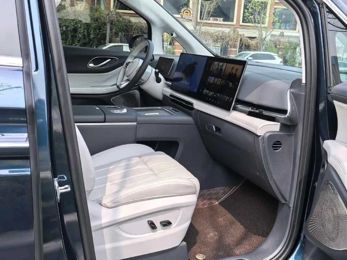 2025 Voyah Dream 1.5T 150HP L4 PHEV 41.7KWH,autocango,china used car exporter,china ev exporter,chinese used car exporter,chinese used ev exporter