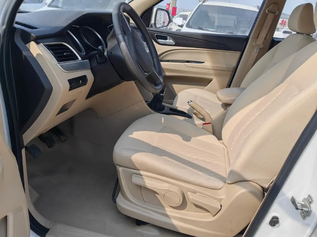 2016 BaoJun 730 1.5L 112HP L4 5MT,autocango,china used car exporter,china ev exporter,chinese used car exporter,chinese used ev exporter