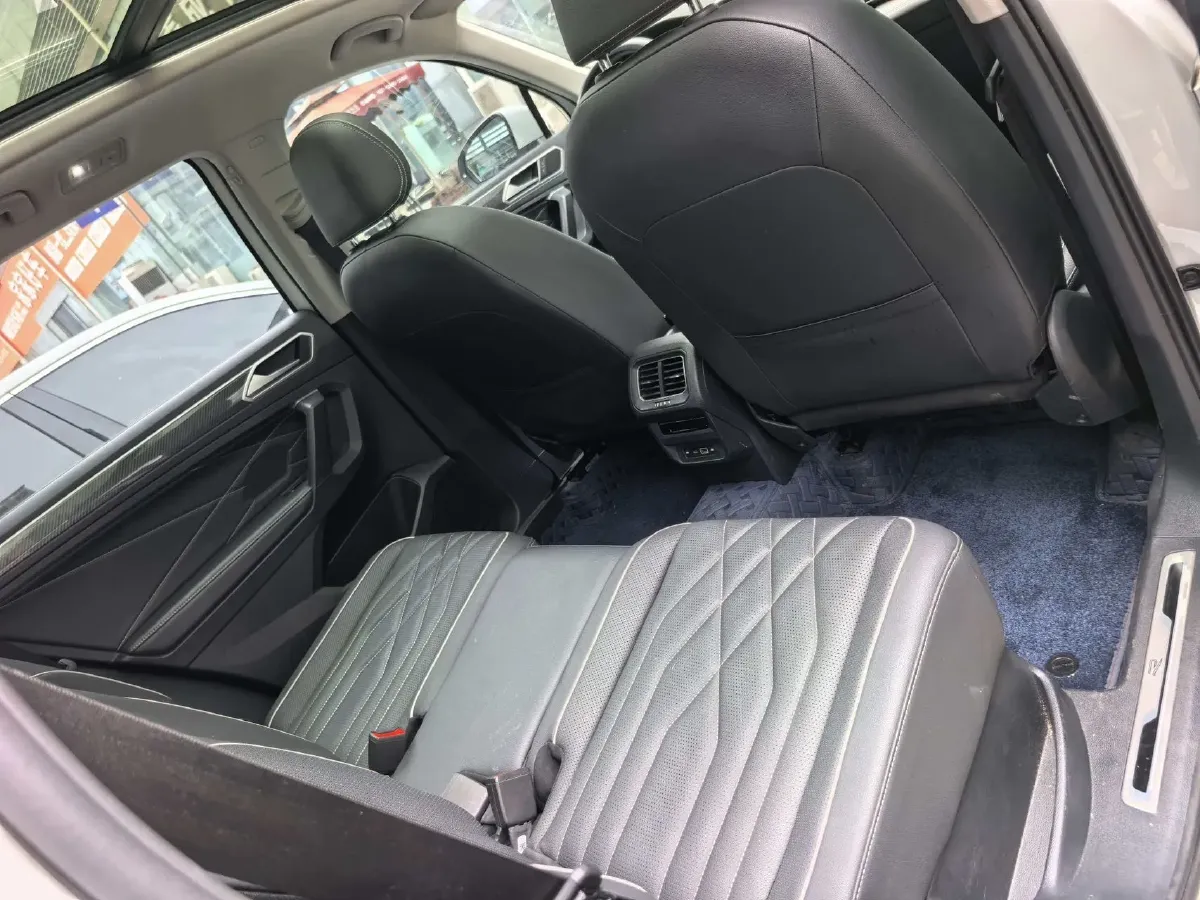 2023 Volkswagen Tiguan L 2.0T 186HP L4 7DCT,autocango,china used car exporter,china ev exporter,chinese used car exporter,chinese used ev exporter