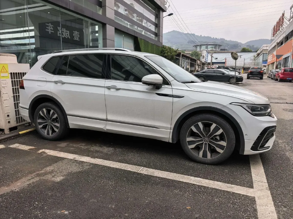 2023 Volkswagen Tiguan L 2.0T 186HP L4 7DCT,autocango,china used car exporter,china ev exporter,chinese used car exporter,chinese used ev exporter