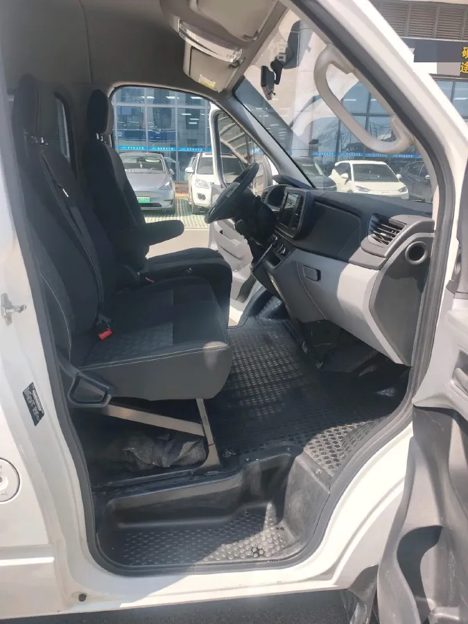 2021 MAXUS XinTu V80 2.0T 127HP L4 6MT,autocango,china used car exporter,china ev exporter,chinese used car exporter,chinese used ev exporter