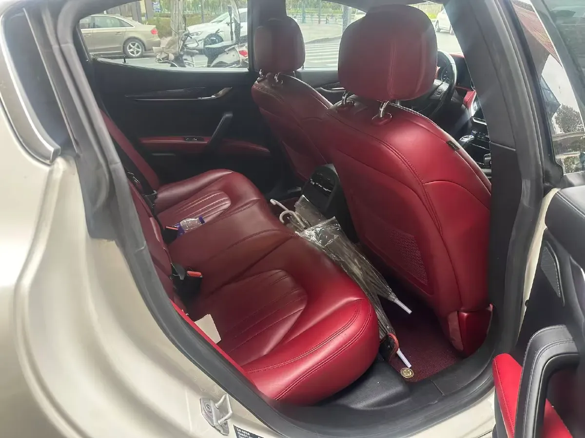 2021 Maserati Ghibli 2.0T 330HP L4 8AT,autocango,china used car exporter,china ev exporter,chinese used car exporter,chinese used ev exporter