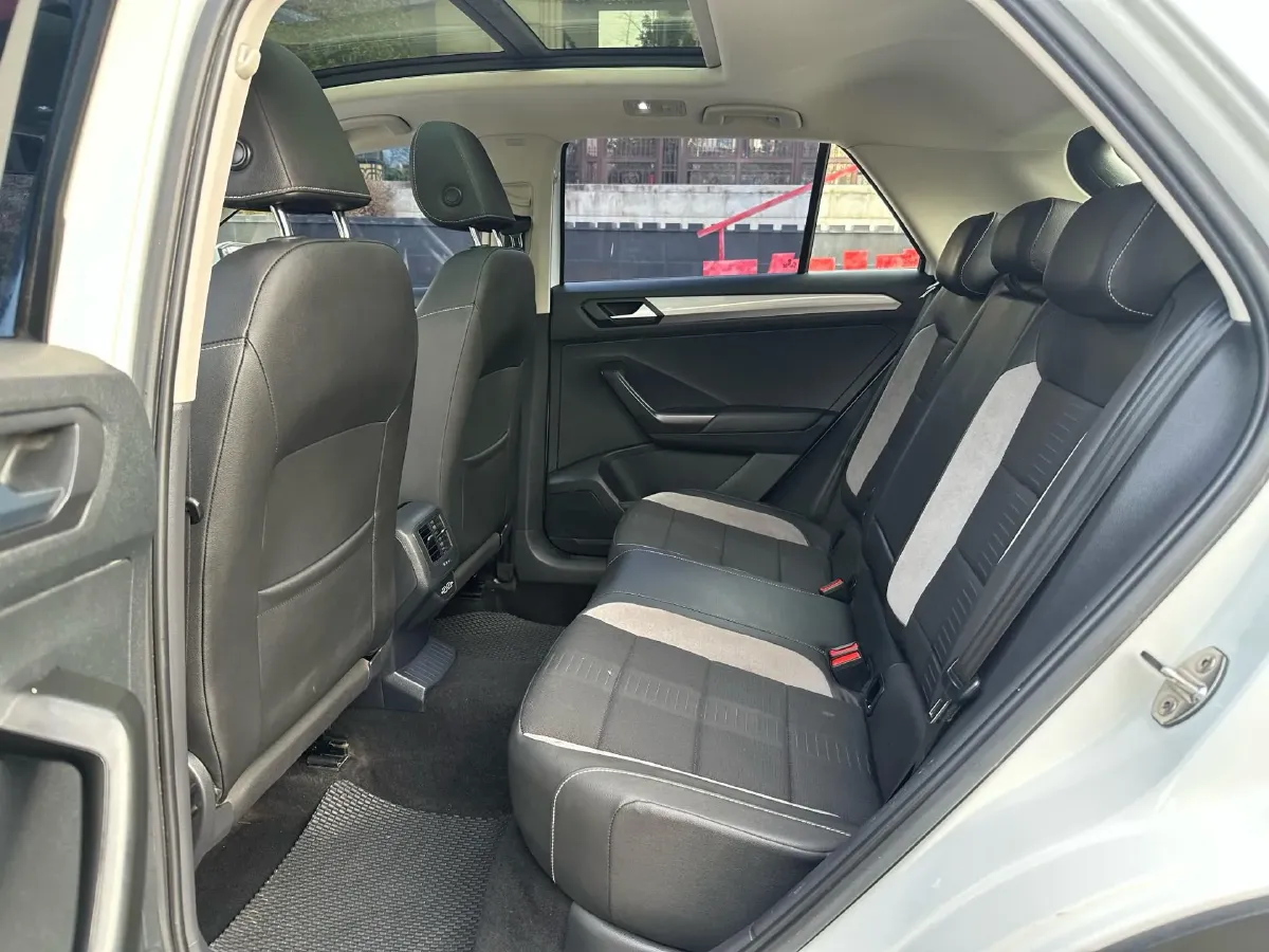 2022 Volkswagen T-Roc 1.4T 150HP L4 7DCT,autocango,china used car exporter,china ev exporter,chinese used car exporter,chinese used ev exporter