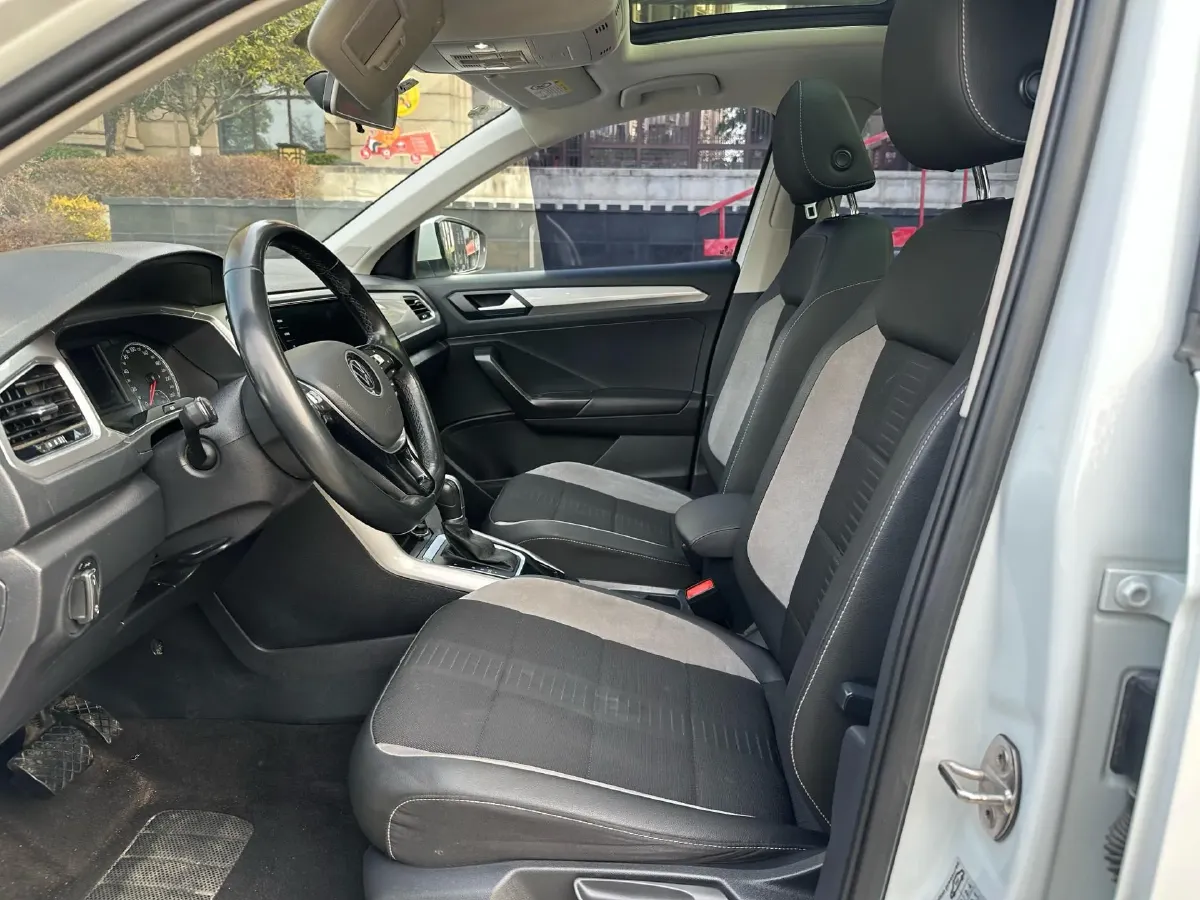 2022 Volkswagen T-Roc 1.4T 150HP L4 7DCT,autocango,china used car exporter,china ev exporter,chinese used car exporter,chinese used ev exporter