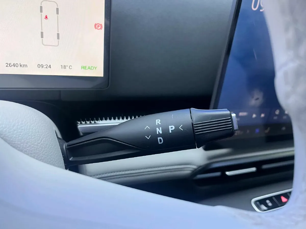 2025 Voyah Dream 1.5T 150HP L4 PHEV 41.7KWH,autocango,china used car exporter,china ev exporter,chinese used car exporter,chinese used ev exporter