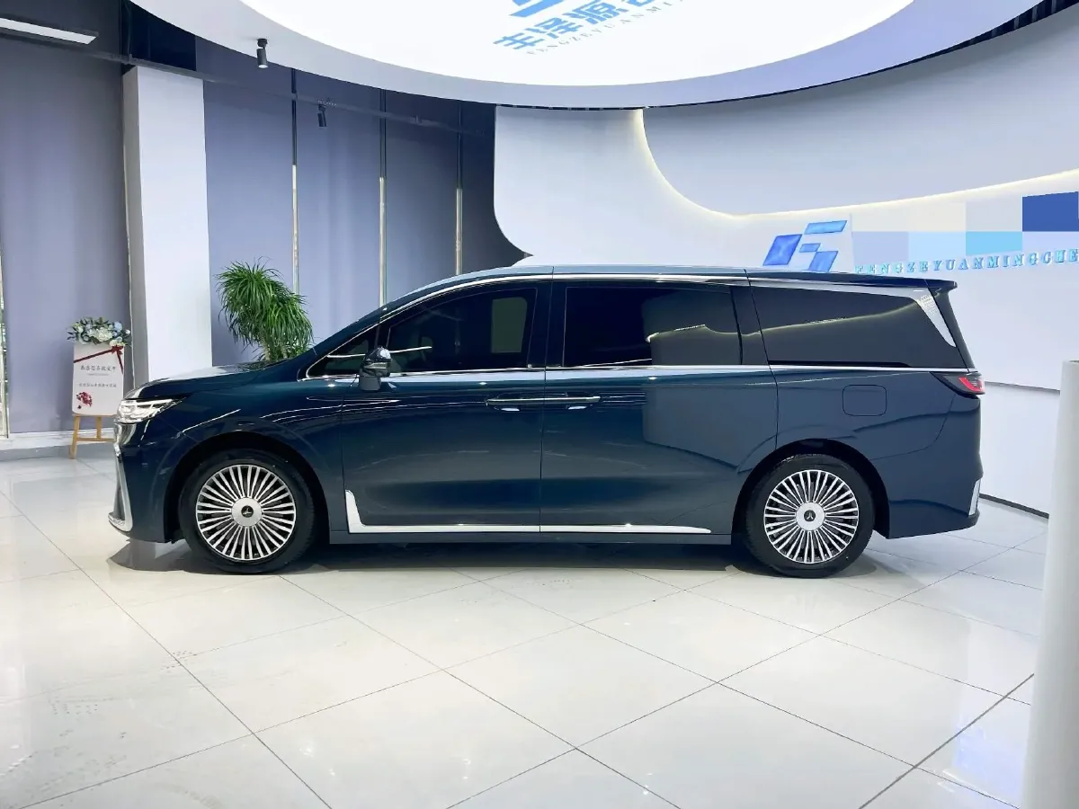 2025 Voyah Dream 1.5T 150HP L4 PHEV 41.7KWH,autocango,china used car exporter,china ev exporter,chinese used car exporter,chinese used ev exporter