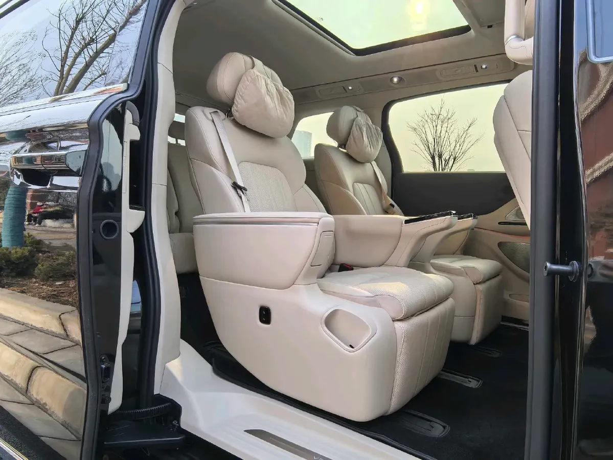 2025 Voyah Dream 1.5T 150HP L4 PHEV 41.7KWH,autocango,china used car exporter,china ev exporter,chinese used car exporter,chinese used ev exporter