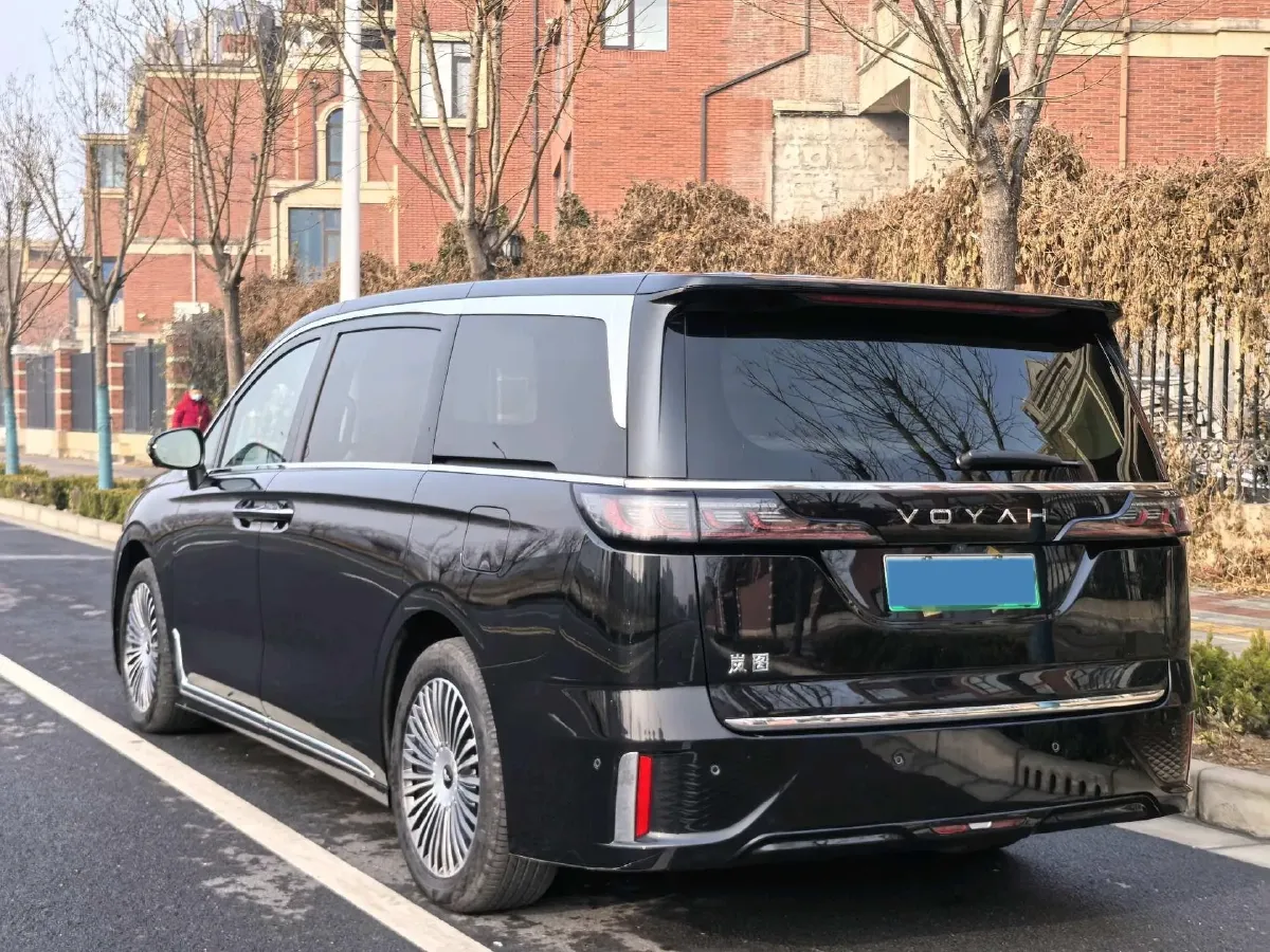2025 Voyah Dream 1.5T 150HP L4 PHEV 41.7KWH,autocango,china used car exporter,china ev exporter,chinese used car exporter,chinese used ev exporter