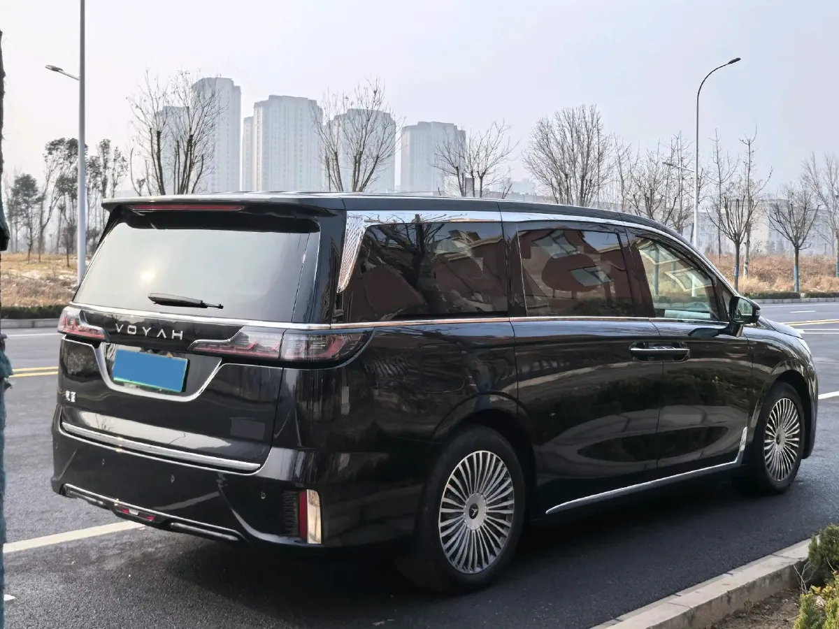 2025 Voyah Dream 1.5T 150HP L4 PHEV 41.7KWH,autocango,china used car exporter,china ev exporter,chinese used car exporter,chinese used ev exporter