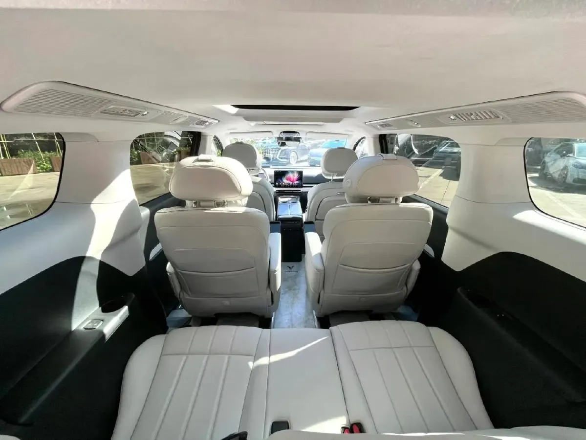 2025 Voyah Dream 1.5T 150HP L4 PHEV 41.7KWH,autocango,china used car exporter,china ev exporter,chinese used car exporter,chinese used ev exporter