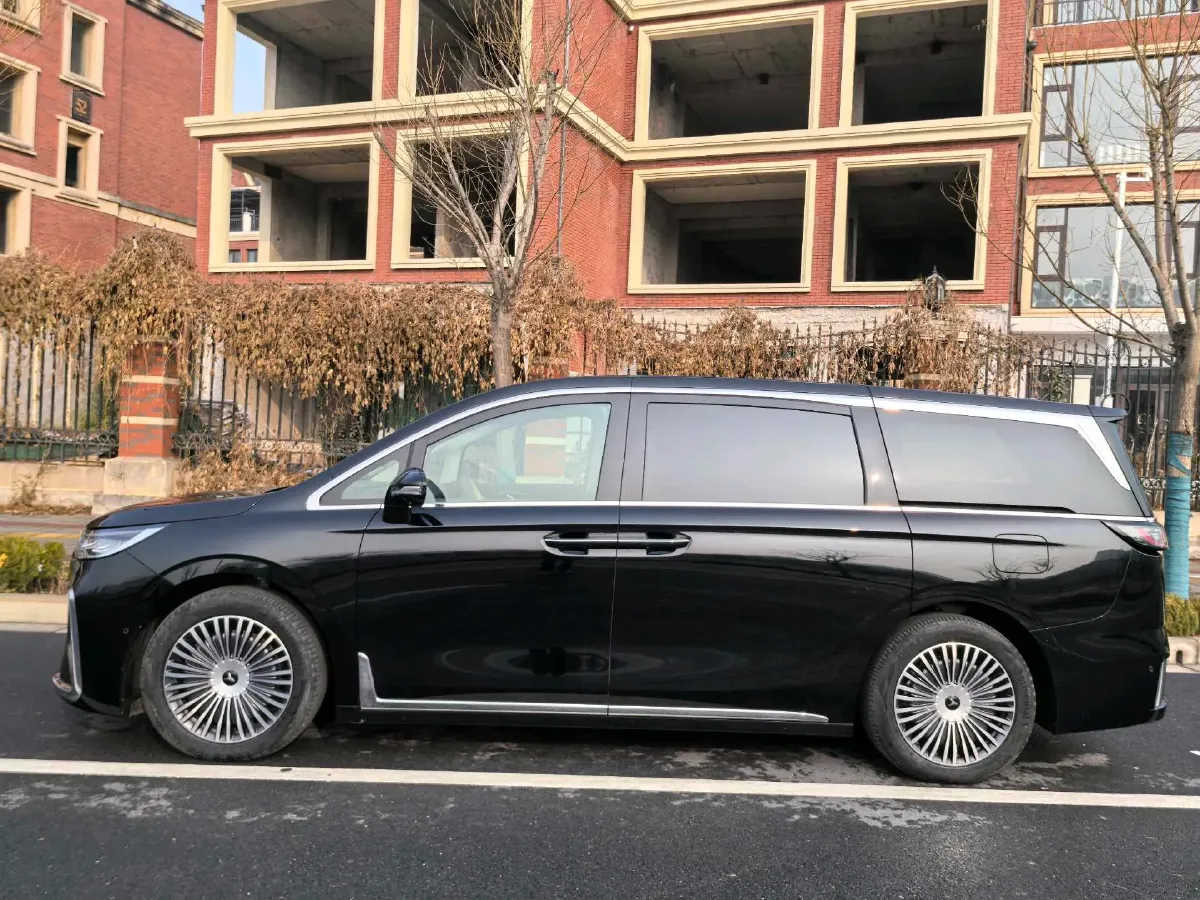 2025 Voyah Dream 1.5T 150HP L4 PHEV 41.7KWH,autocango,china used car exporter,china ev exporter,chinese used car exporter,chinese used ev exporter