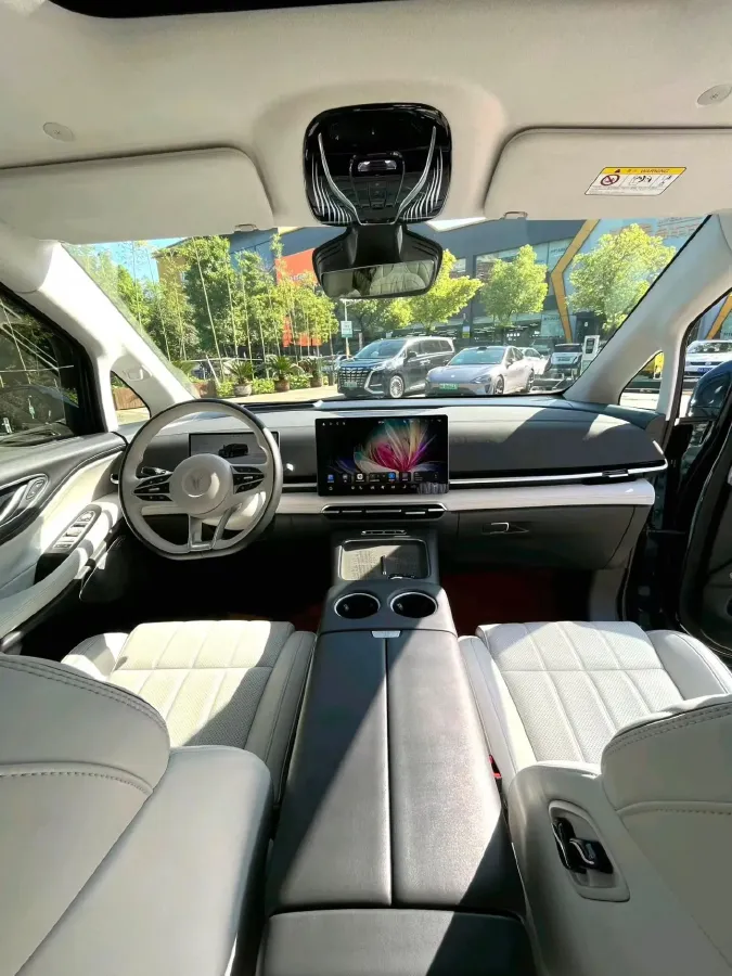 2025 Voyah Dream 1.5T 150HP L4 PHEV 41.7KWH,autocango,china used car exporter,china ev exporter,chinese used car exporter,chinese used ev exporter