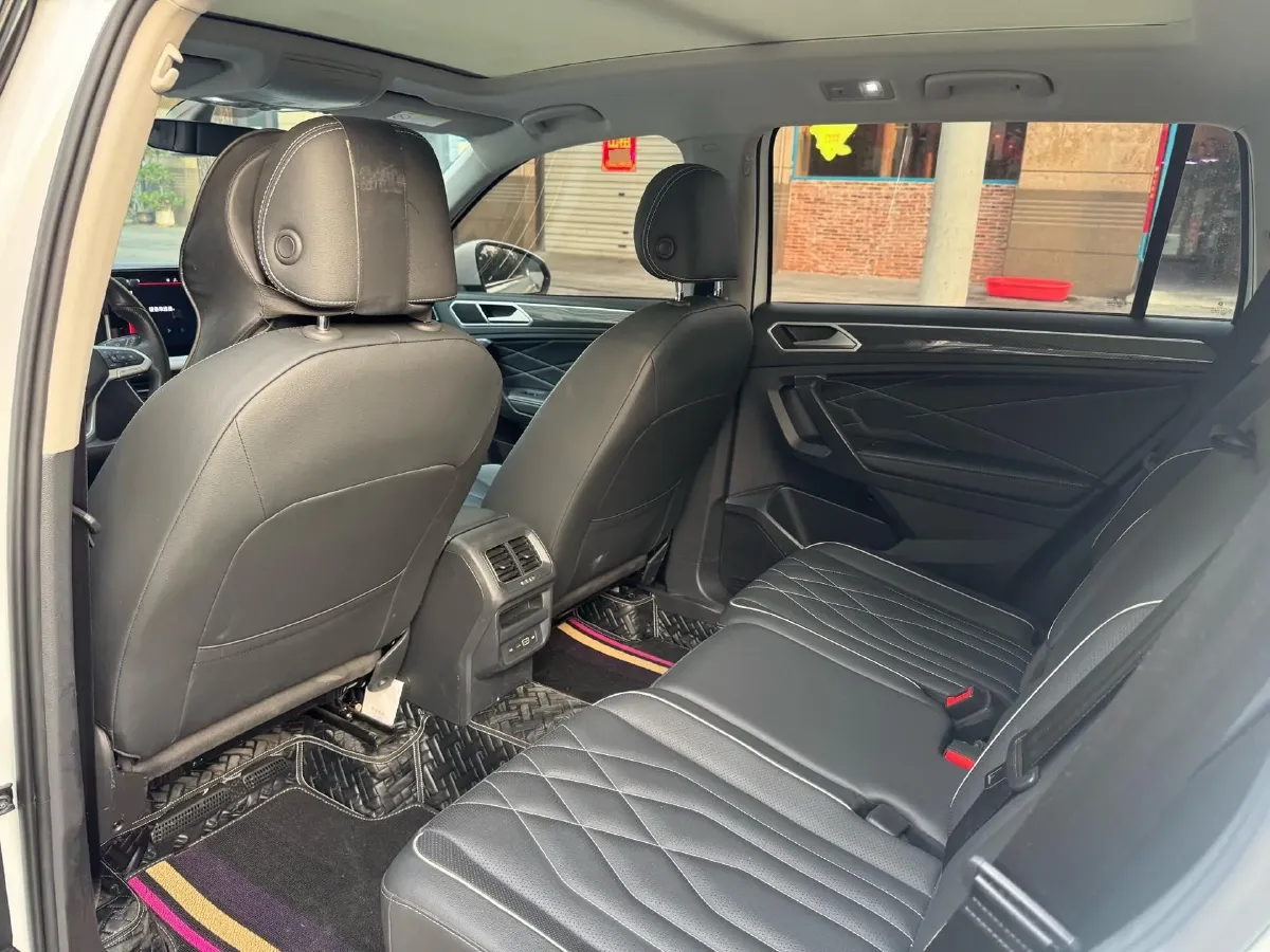 2024 Volkswagen Tiguan L 2.0T 186HP L4 7DCT,autocango,china used car exporter,china ev exporter,chinese used car exporter,chinese used ev exporter