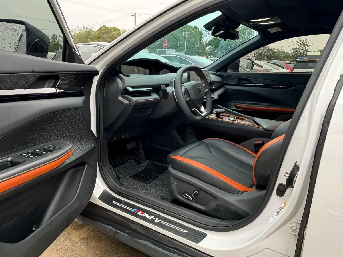 2023 ChangAn UNI-V 1.5T 188HP L4 7DCT,autocango,china used car exporter,china ev exporter,chinese used car exporter,chinese used ev exporter