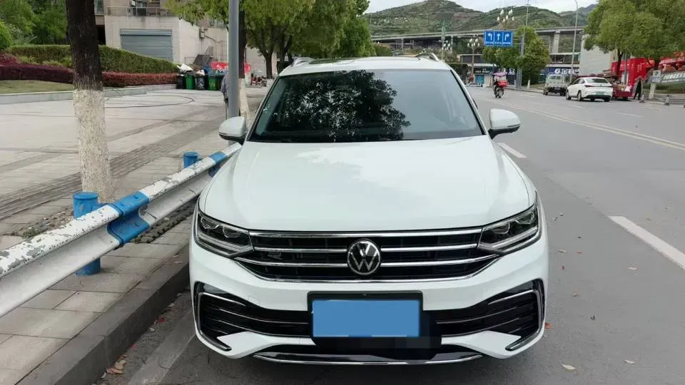 2024 Volkswagen Tiguan L 2.0T 186HP L4 7DCT,autocango,china used car exporter,china ev exporter,chinese used car exporter,chinese used ev exporter
