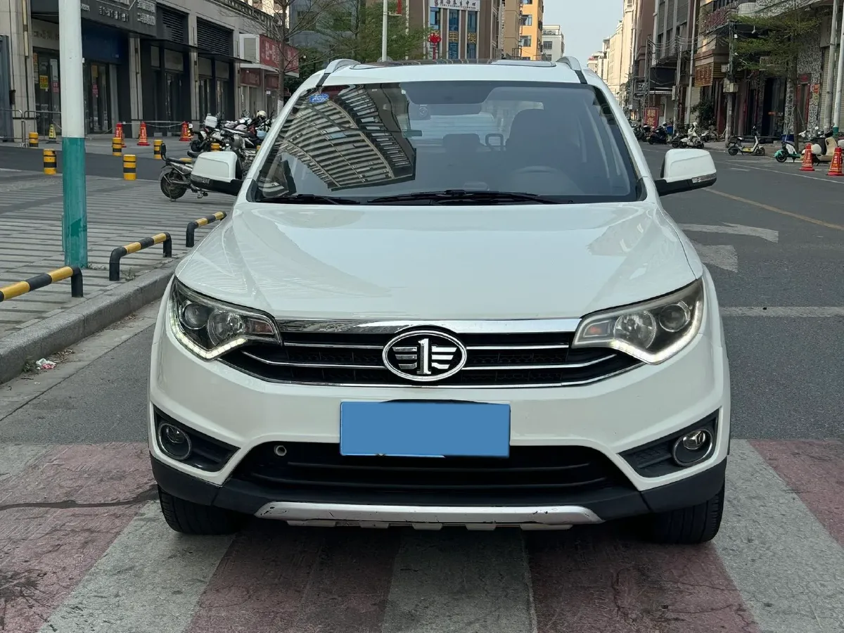 2017 FAW Senia R7 1.5T 150HP L4 5MT,autocango,china used car exporter,china ev exporter,chinese used car exporter,chinese used ev exporter