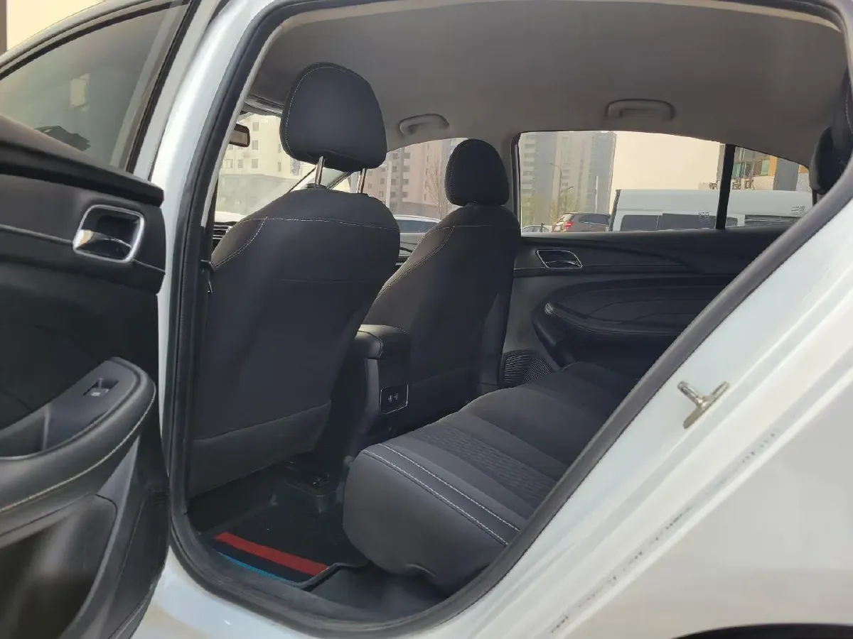 2020 Roewe i5 1.5L 120HP L4 5MT,autocango,china used car exporter,china ev exporter,chinese used car exporter,chinese used ev exporter