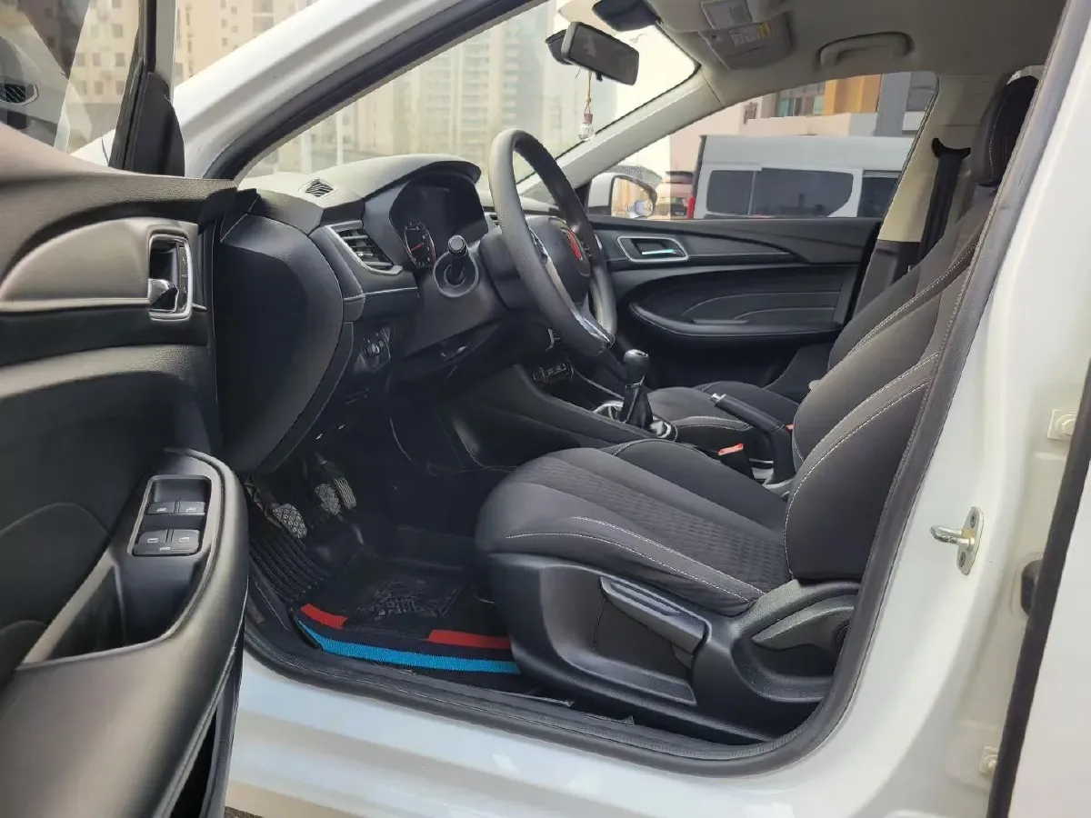 2020 Roewe i5 1.5L 120HP L4 5MT,autocango,china used car exporter,china ev exporter,chinese used car exporter,chinese used ev exporter