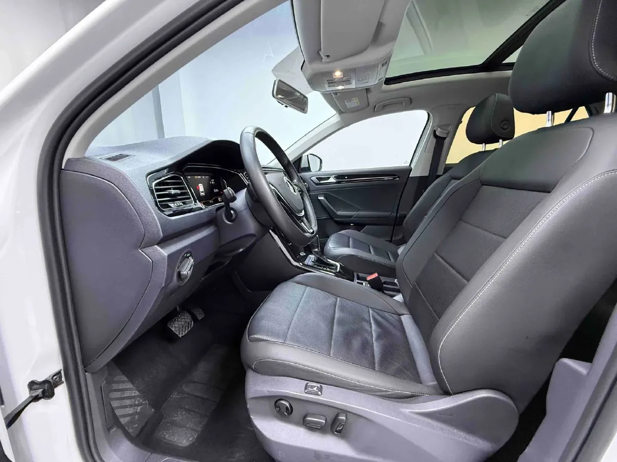 2022 Volkswagen T-Roc 1.4T 150HP L4 7DCT,autocango,china used car exporter,china ev exporter,chinese used car exporter,chinese used ev exporter